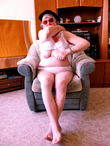 Blonde granny Grieselda shows her saggy tits while completely naked
