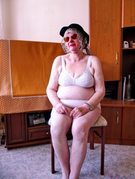 Blonde granny Grieselda shows her saggy tits while completely naked
