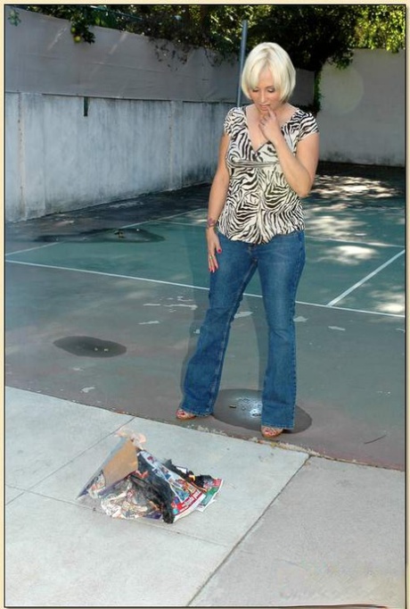 My Friends Hot Mom Jeremey Holmes, Sophia Mounds