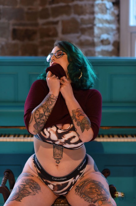 Chubby tattooed babe Galda Lou shows her monster curves as she strips